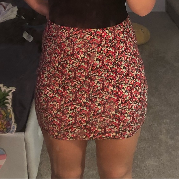 Floral mini skirt - Picture 3 of 3